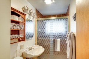 Towels - Cozy Baileys Harbor Cottage on Lake Michigan! (Baileys Harbor)