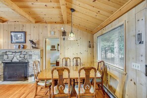 Dining - Cozy Baileys Harbor Cottage on Lake Michigan! (Baileys Harbor)