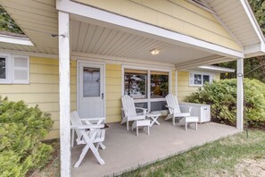 Terrace/patio - Cozy Baileys Harbor Cottage on Lake Michigan! (Baileys Harbor)