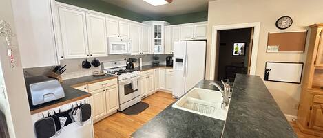 雪櫃、微波爐、焗爐、爐具