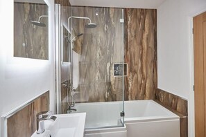Baignoire, séchoir à cheveux, serviettes fournies, shampooing