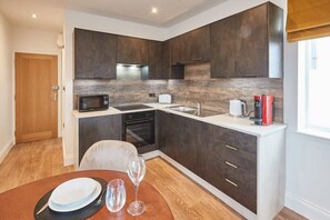 Réfrigérateur, four à micro-ondes, un four, surface de cuisson