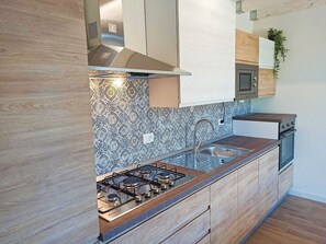 Frigorifero, microonde, forno, piano cottura