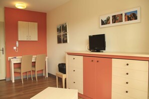 Unclassified image, 5 of 10, button - 2p air-conditioned apartment with sea view in car-free 212 ha village (Saint-Raphaël)