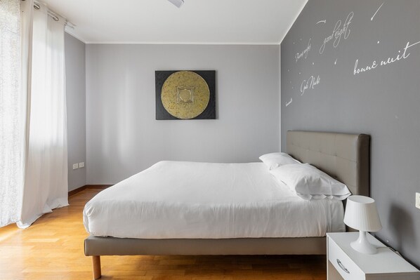 Iron/ironing board, free WiFi, bed sheets