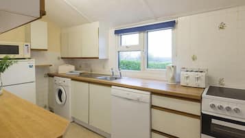 Cottage | Private kitchen | Fridge, dishwasher, toaster, cookware/dishes/utensils