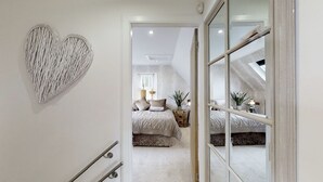 3 bedrooms, iron/ironing board, free Internet, bed sheets - Cameron North Lodge - Three Bedroom Villa, Sleeps 8 (Alexandria)