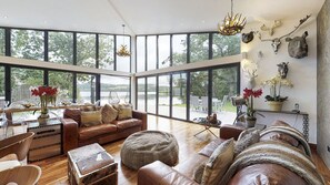 Televisión, reproductor de DVD y estéreo 