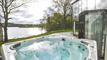 Bain à remous extérieur