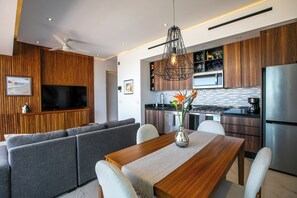 Geladeira grande, micro-ondas, fogão, cooktop