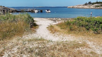 Una spiaggia nelle vicinanze
