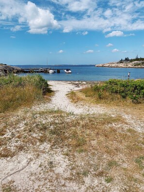 Beach nearby - Guesthouse, not even a minute walk to the ocean (Kullavik)