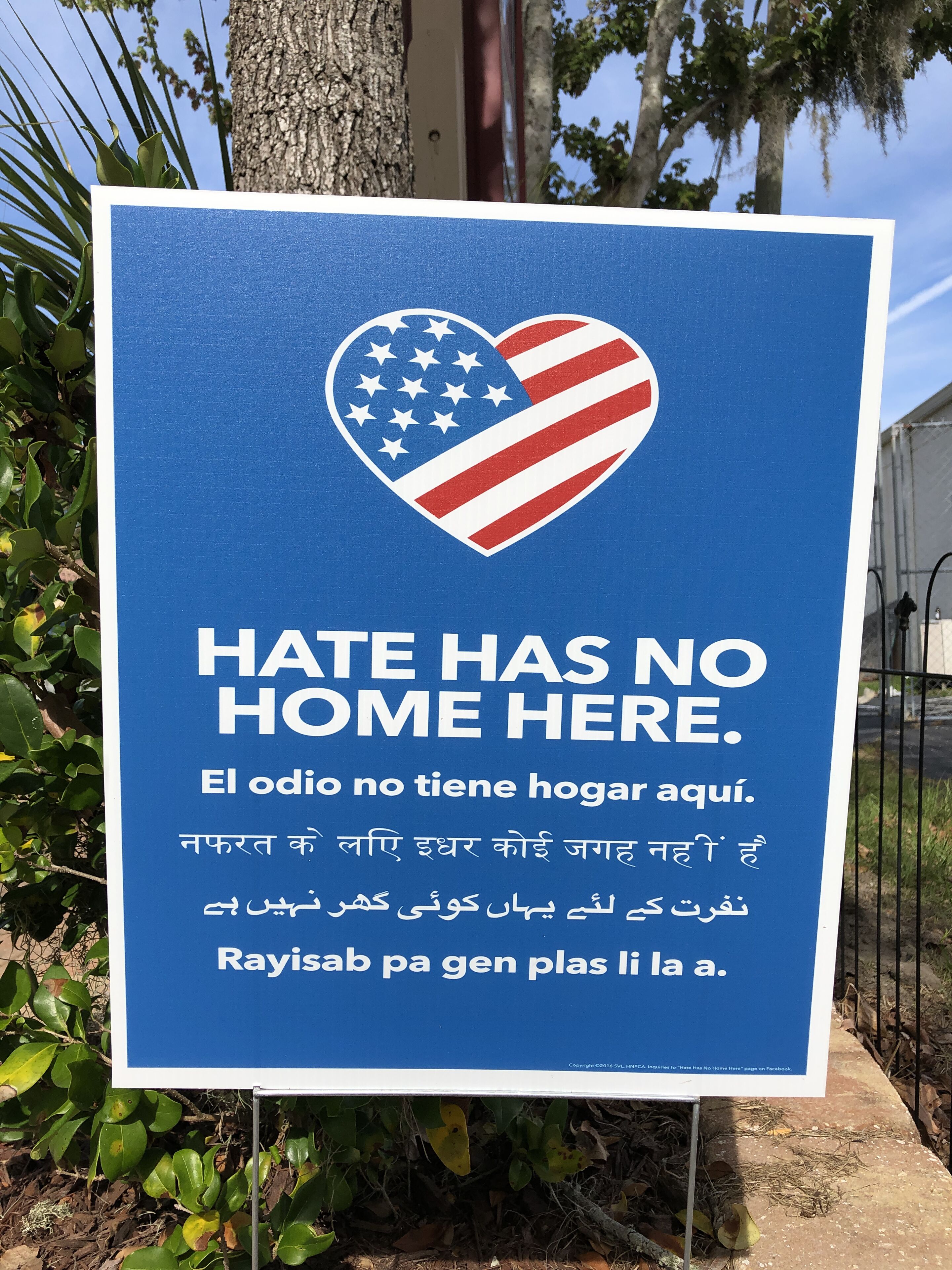 Une affiche représentant un drapeau américain en forme de cœur, avec le texte : « LA HAINE N’A PAS SA PLACE ICI ».