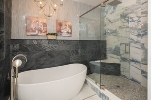 Duschwanne, Haartrockner, Handtücher, Toilettenpapier