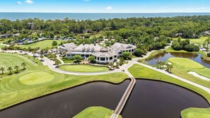 Ein weitläufiges, luxuriöses Anwesen mit Golfplatz, See und Blick auf den Ozean.
