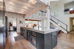 House, 4 Bedrooms | Private kitchen