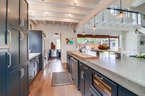 House, 4 Bedrooms | Private kitchen
