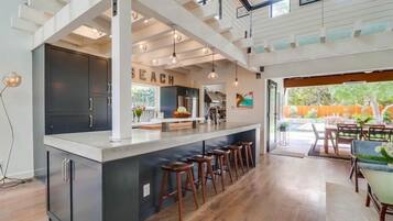 House, 4 Bedrooms | Private kitchen | Fridge, oven, coffee/tea maker, toaster