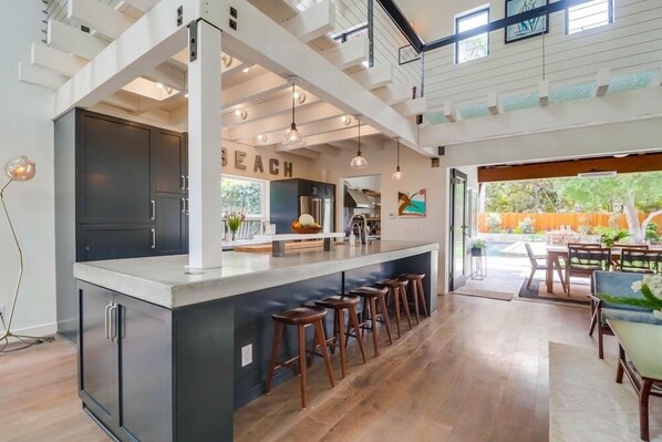 House, 4 Bedrooms | Private kitchen