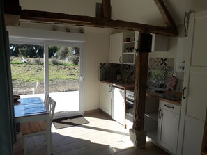 Kühlschrank, Ofen, Kochgeschirr/Geschirr/Besteck, Esstisch