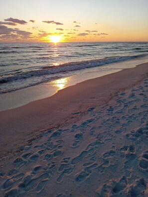 On the beach - Beachfront Townhome! Drive Up to Your Door! Pet Friendly! Sleeps 6. Remodeled! (Panama City Beach)