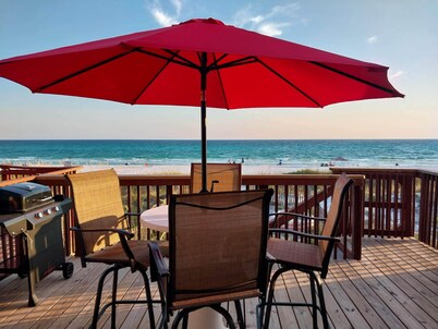 Beachfront Townhome! Drive Up to Your Door! Pet Friendly! Sleeps 6. Remodeled!