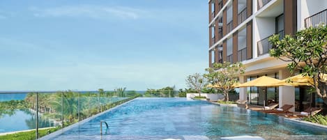 3 outdoor pools, open 6:00 AM to 7:00 PM, free pool cabanas