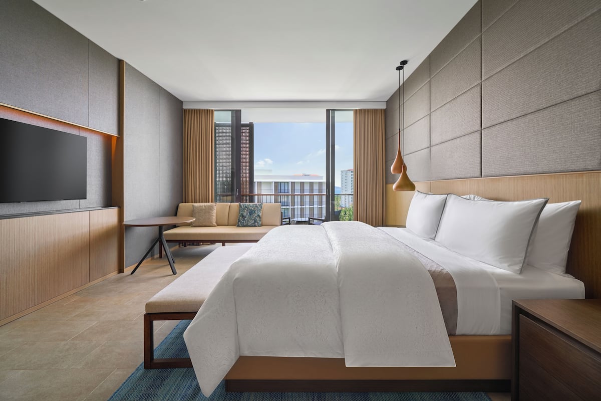 豪華客房, 1 張特大雙人床, 海景 (Balcony) | 高級寢具、羽絨被、記憶棉床墊、迷你吧贈品