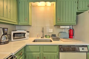 Fridge, microwave, stovetop, dishwasher - Steps to Ocean City Beach! Couples Retreat (Ocean City)