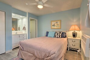 1 bedroom, desk, iron/ironing board, WiFi - Steps to Ocean City Beach! Couples Retreat (Ocean City)