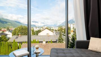 Junior-Studiosuite, 1 King-Bett, Nichtraucher, Bergblick | Individuell dekoriert, individuell eingerichtet, Schreibtisch
