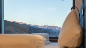 Desk, laptop workspace, WiFi (free), individually decorated - On the Way Hotel (Spittal an der Drau)