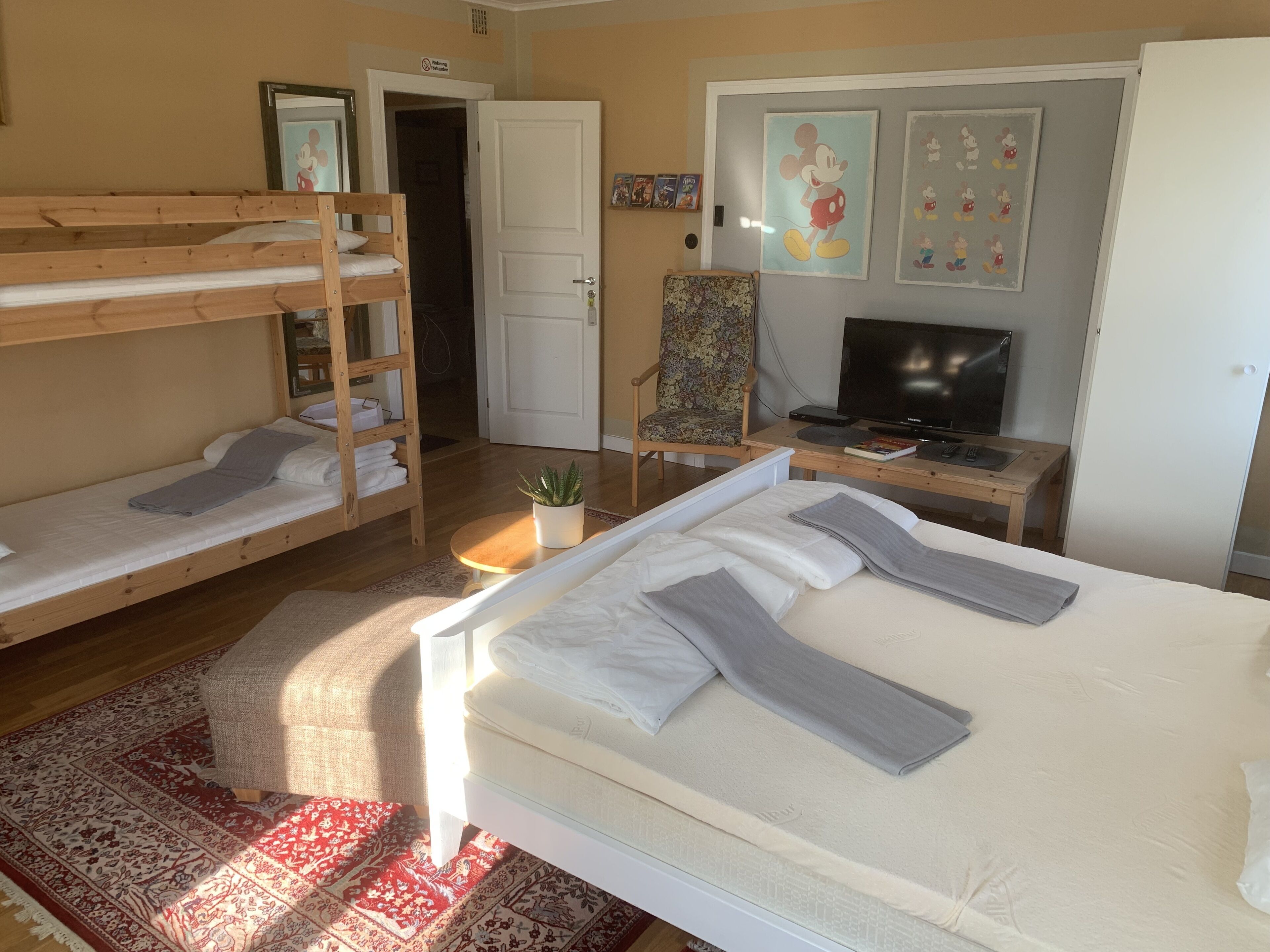 Familjerum | Individuell inredning, unika möbler, resesäng och gratis wi-fi