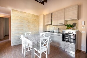 Fridge, oven, cookware/dishes/utensils, dining tables