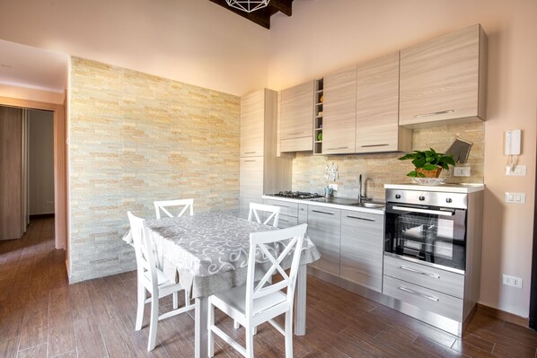 Kühlschrank, Ofen, Kochgeschirr/Geschirr/Besteck, Esstisch