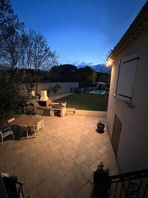 تناول الطعام بالخارج