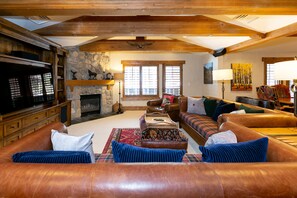 Living room - Expansive Four Bedroom Suite at The Chateaux 4 Condo by Redawning (Park City)