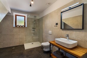 Dusche, Haartrockner, Handtücher, Seife