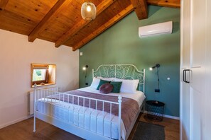4 bedrooms, in-room safe, iron/ironing board, WiFi