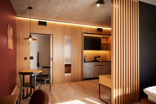 Standard Room, 1 King Bed | Private kitchenette | Fridge, stovetop, espresso maker, cookware/dishes/utensils - Tailormade Hotel RIGIBLICK Küssnacht (Kuessnacht)