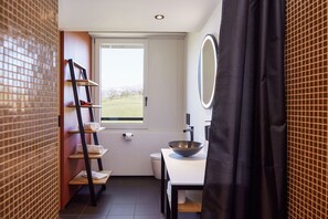 Superior kamer, 1 queensize bed | Badkamer | Een douche, milieuvriendelijke toiletartikelen, een haardroger