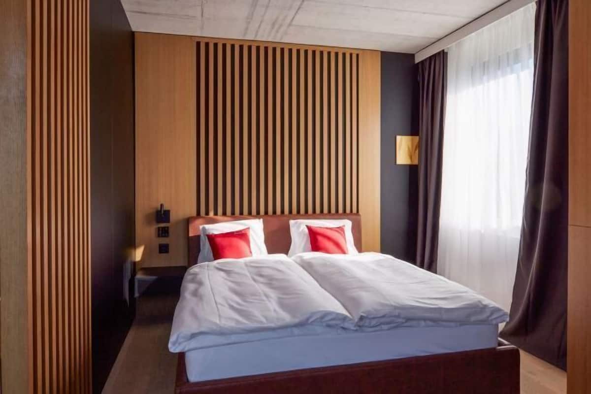 1 quarto, frigobar, cofres nos quartos, escrivaninha
