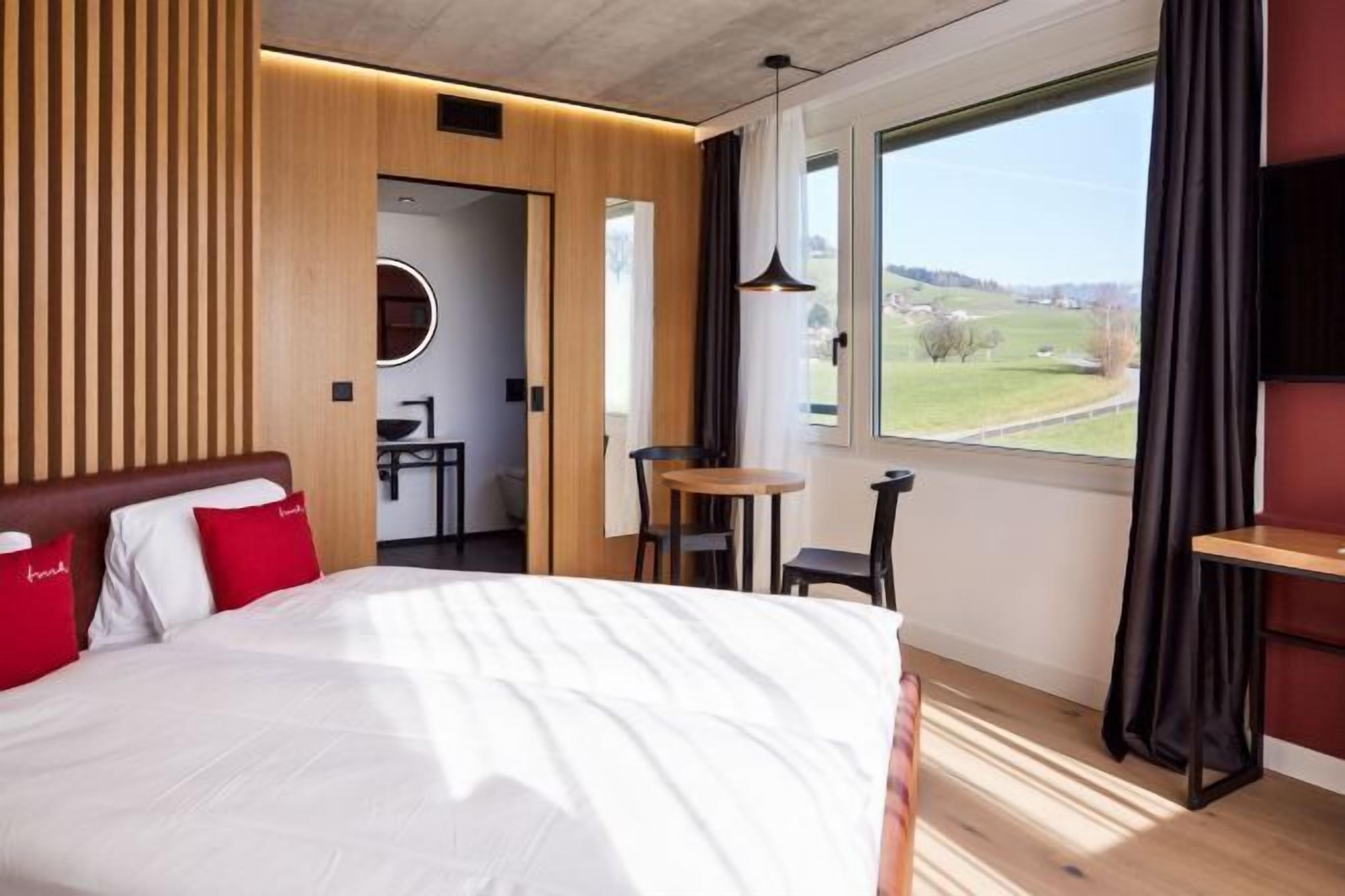 Minibar, Zimmersafe, Schreibtisch, laptopgeeigneter Arbeitsplatz