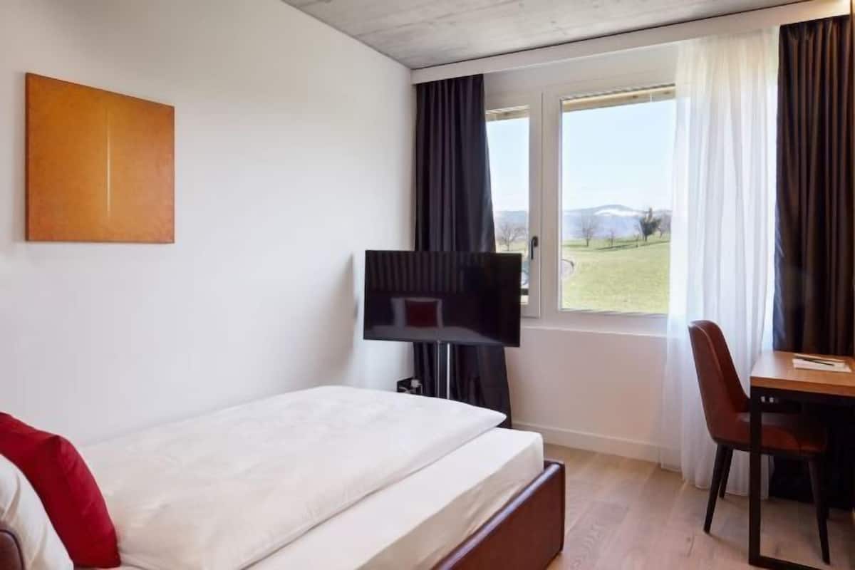 1 quarto, frigobar, cofres nos quartos, escrivaninha