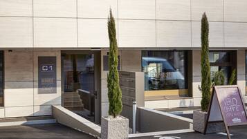 Vista frontal de la propiedad