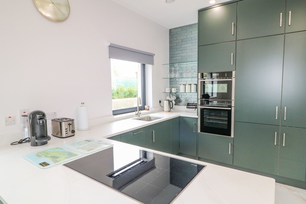 Cottage | Private kitchen | Dishwasher, electric kettle, toaster, cookware/dishes/utensils