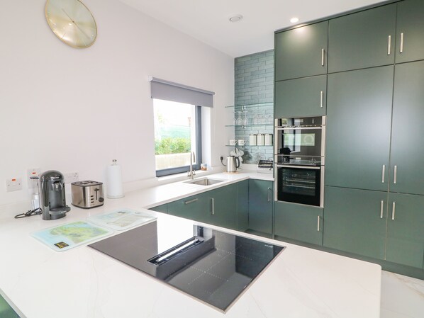 Cottage | Private kitchen | Dishwasher, electric kettle, toaster, cookware/dishes/utensils - Wee Andy's (Buncrana)