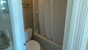 Deluxe Single Room, 1 Katil Raja (King), Non Smoking | Bilik Mandi | Tab mandi, tuala disediakan, sabun, syampu 
