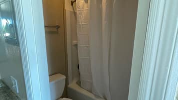 Deluxe Single Room, 1 King Bed, Non Smoking | Bathroom | Bathtub, towels, soap, shampoo