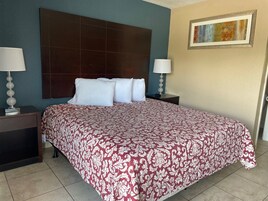 Deluxe Single Room, 1 King Bed, Non Smoking | Desk, free WiFi, bed sheets